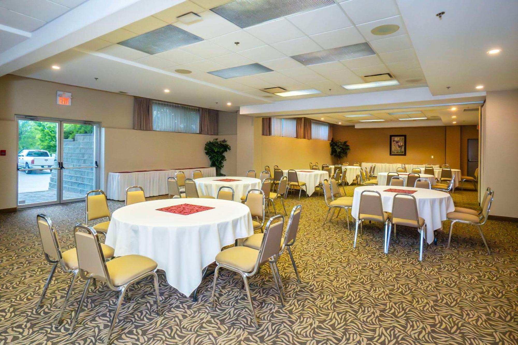 Comfort Inn & Suites Самон Арм Екстериор снимка